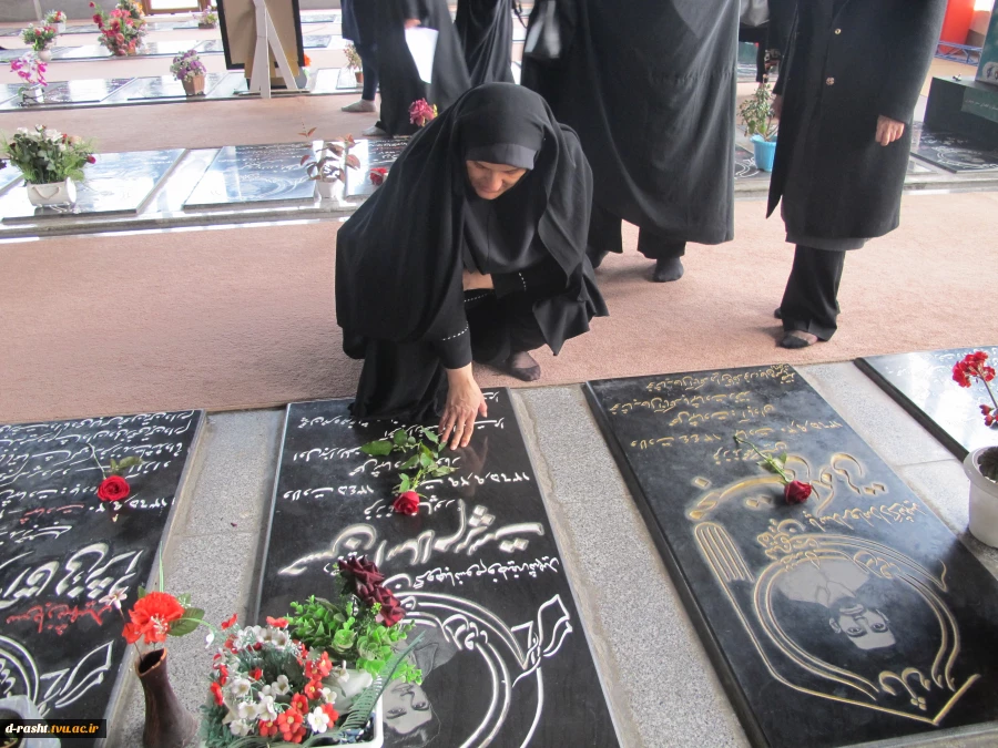 حضور دانشجویان و همکاران و اساتید بسیجی آموزشکده دکتر معین در گلزار شهدای رشت به مناسبت گرامیداشت هفته بسیج 2